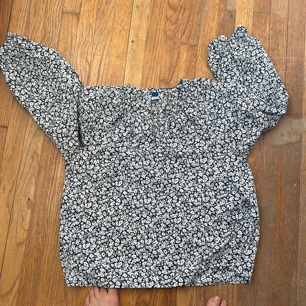 navy and white floral peasant top